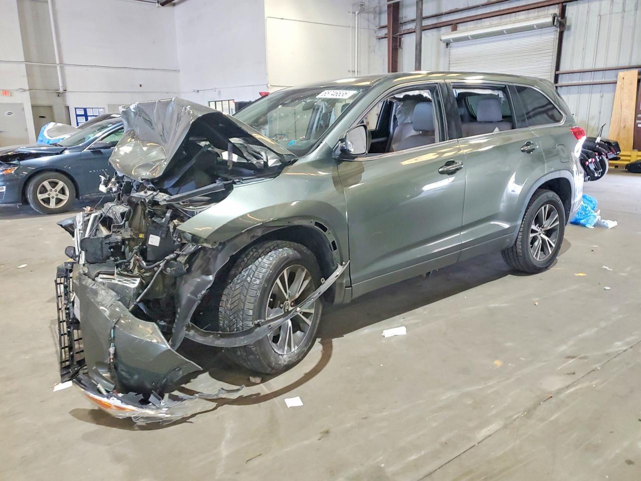 2017 Toyota Highlander Le - zdjęcie główne