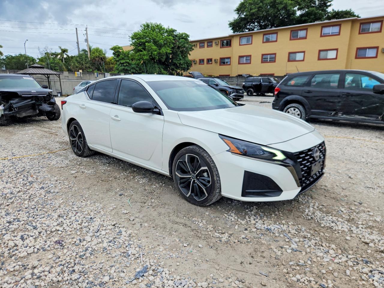 2023 Nissan Altima Sr - zdjęcie 4