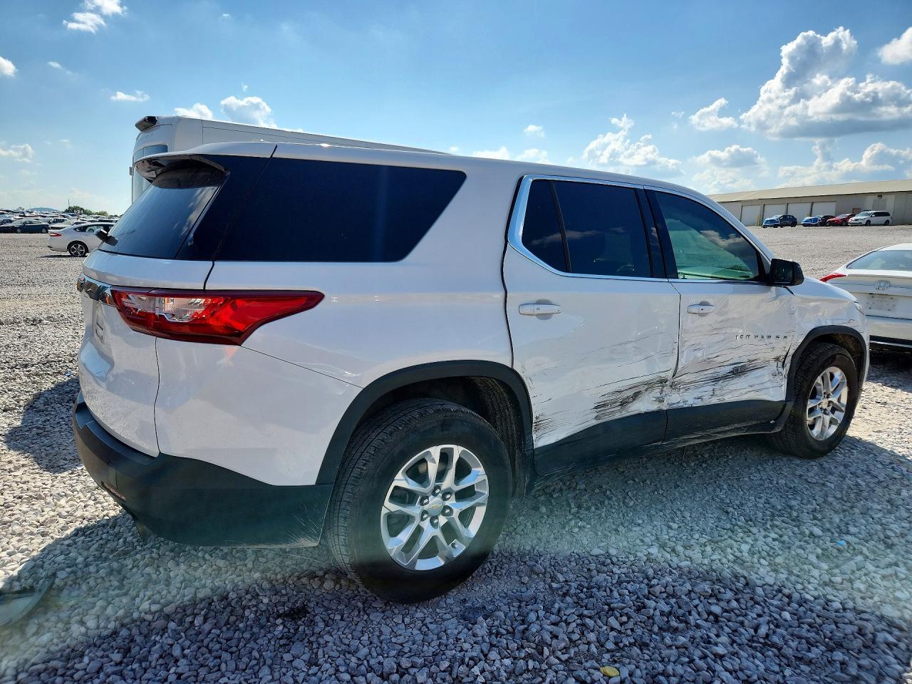 2021 Chevrolet Traverse Ls - zdjęcie 3