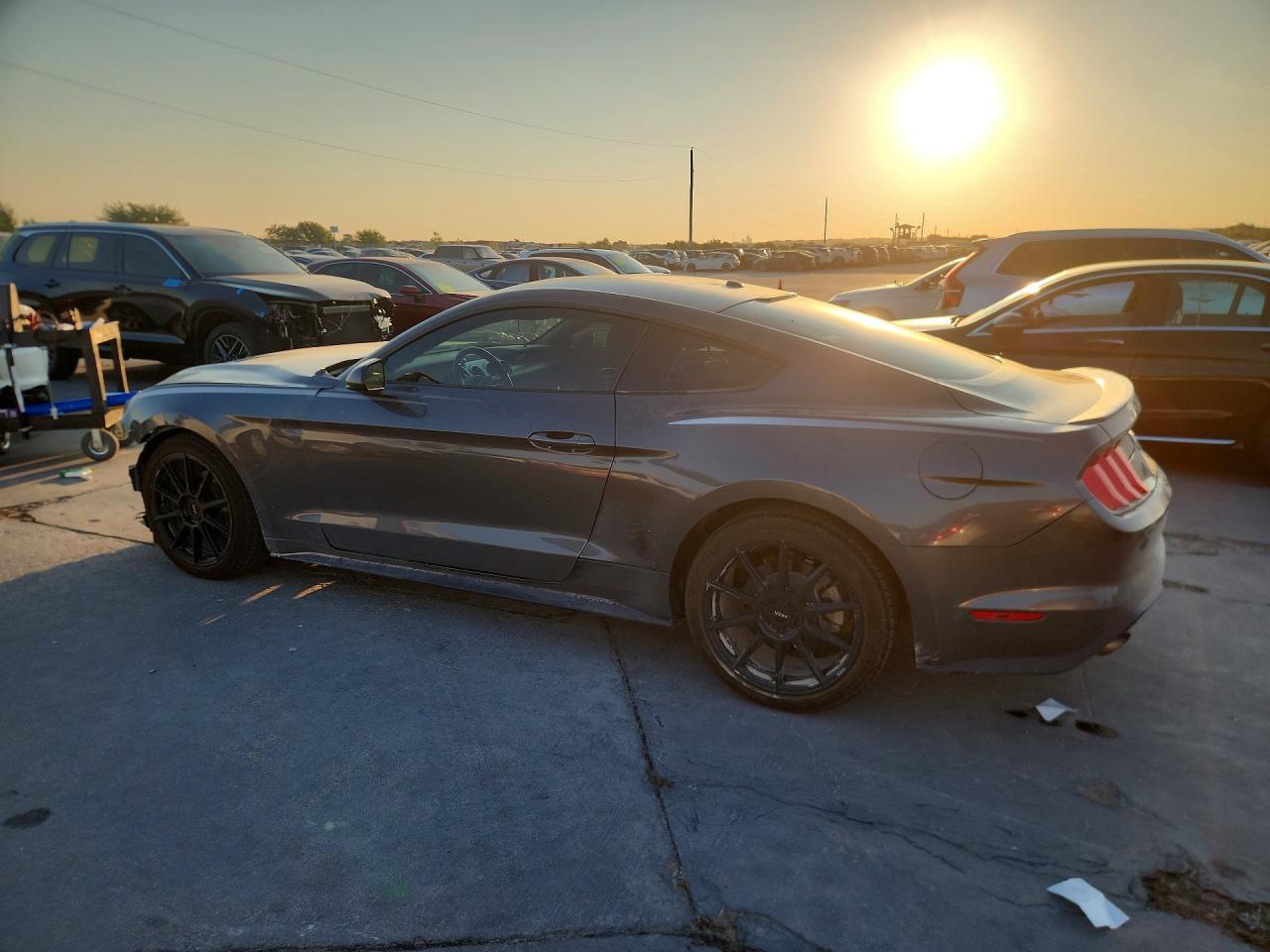 2019 Ford Mustang - zdjęcie 2
