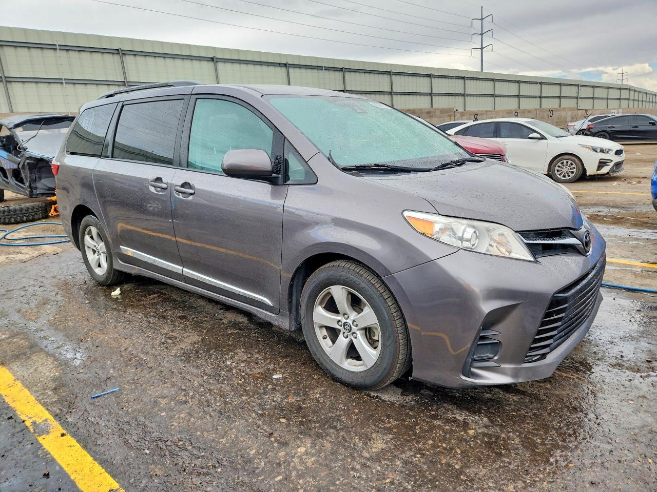 2018 Toyota Sienna Le - zdjęcie 4