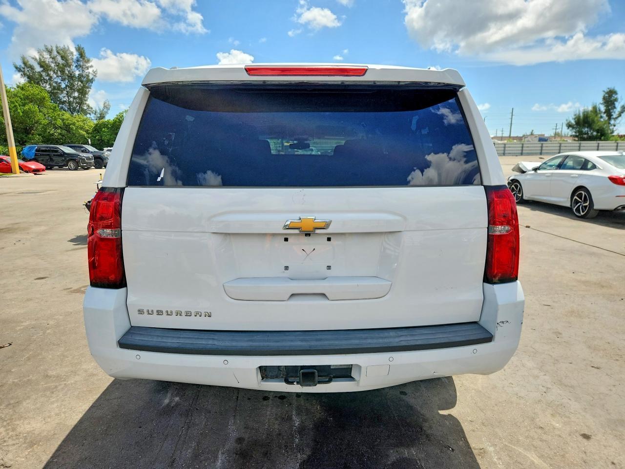 2016 Chevrolet Suburban C1500 Ls - zdjęcie 6