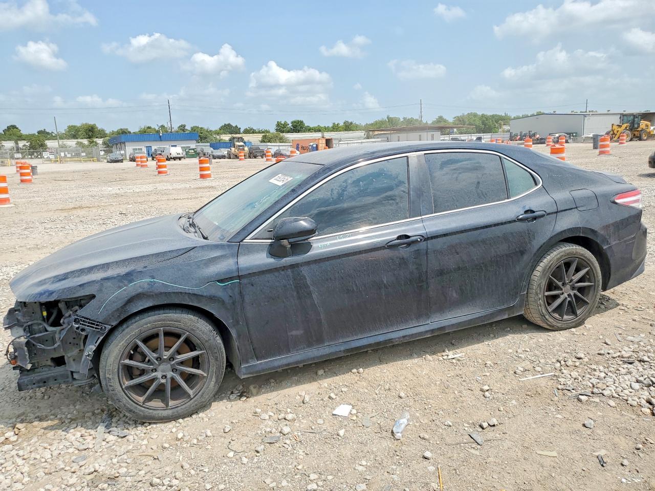 2019 Toyota Camry Le - zdjęcie główne