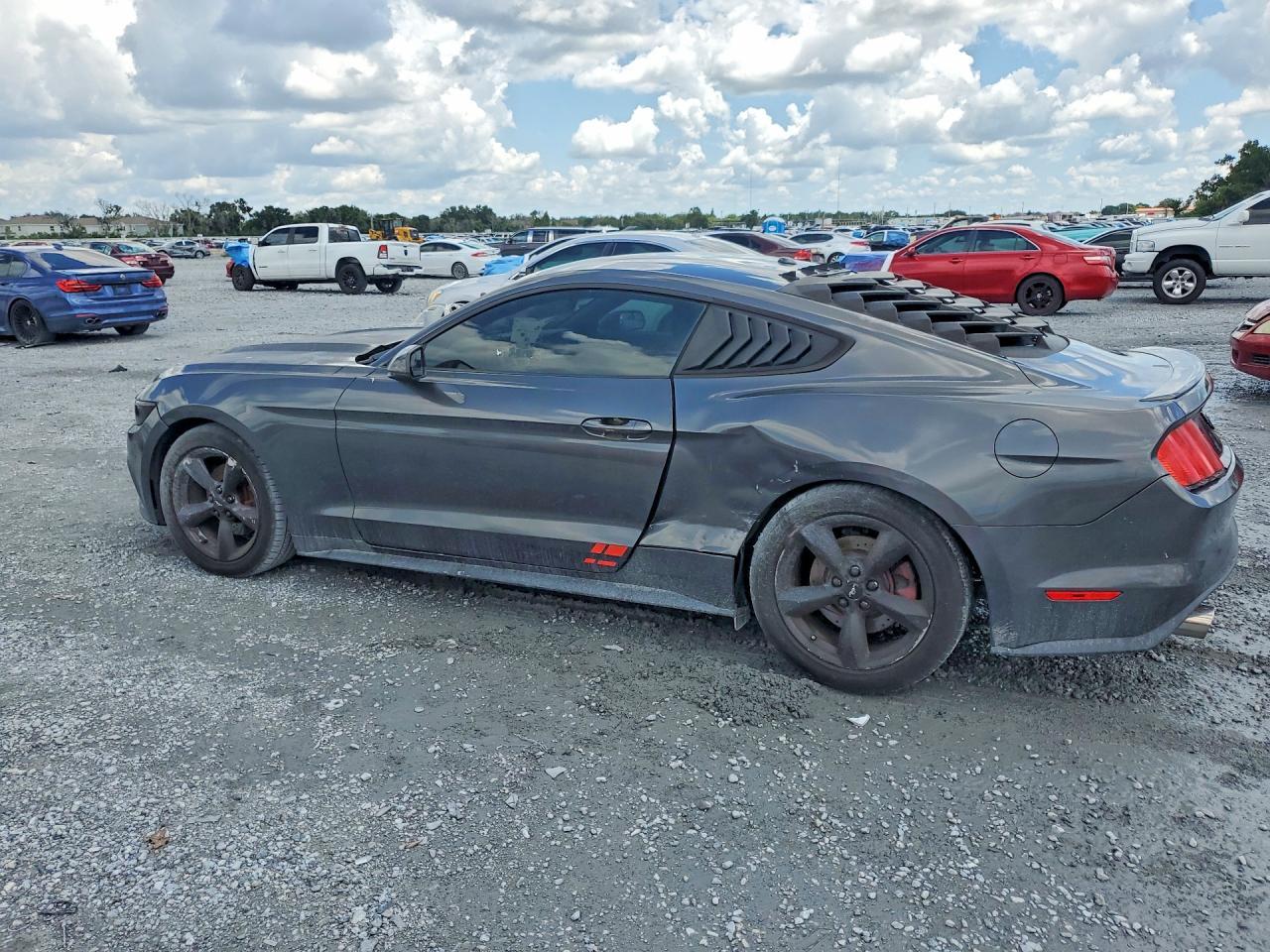 2017 Ford Mustang - zdjęcie 2
