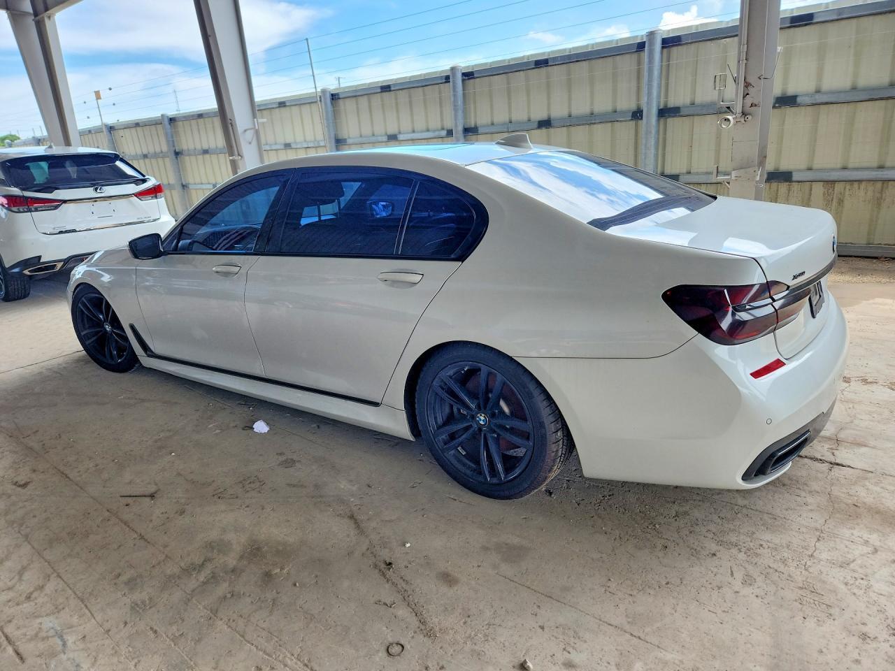 2019 BMW 750 Xi - zdjęcie 2