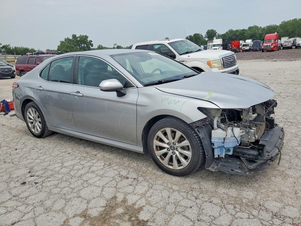 2019 Toyota Camry Le - zdjęcie 4