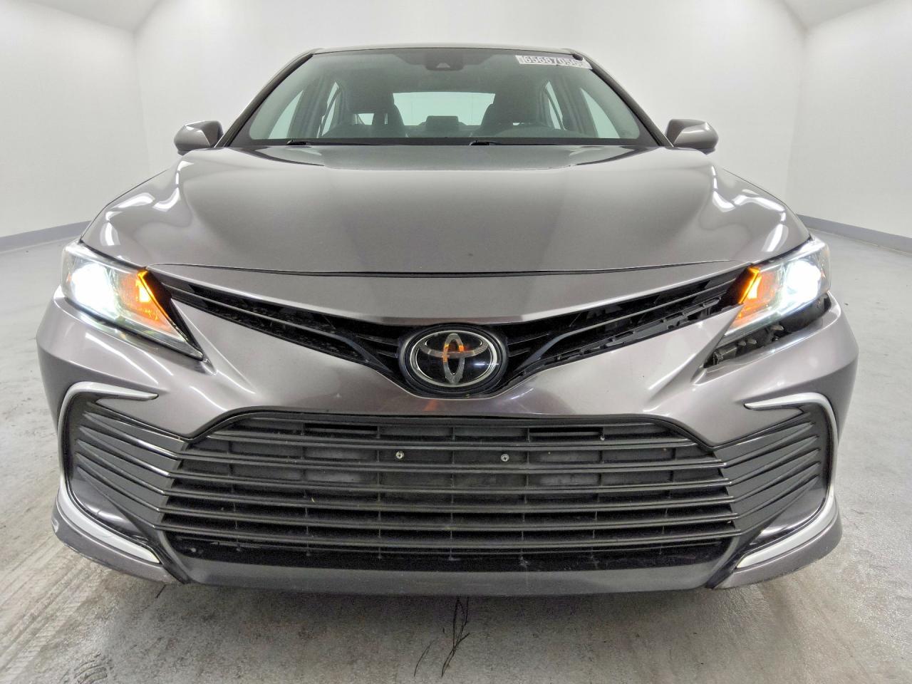 2022 Toyota Camry Le - zdjęcie 5
