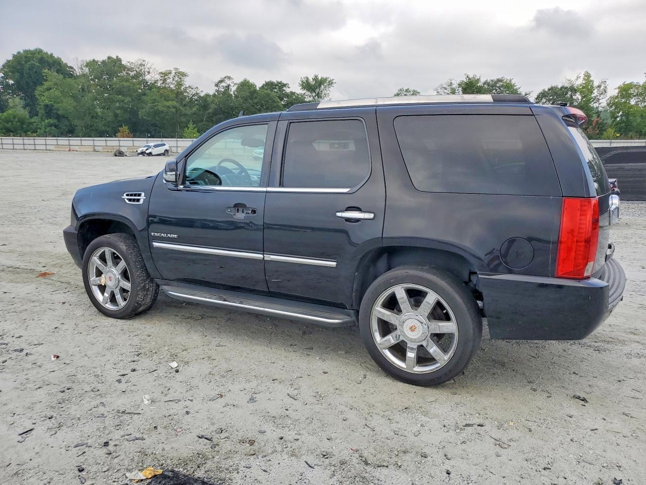 2013 Cadillac Escalade Luxury - zdjęcie 2
