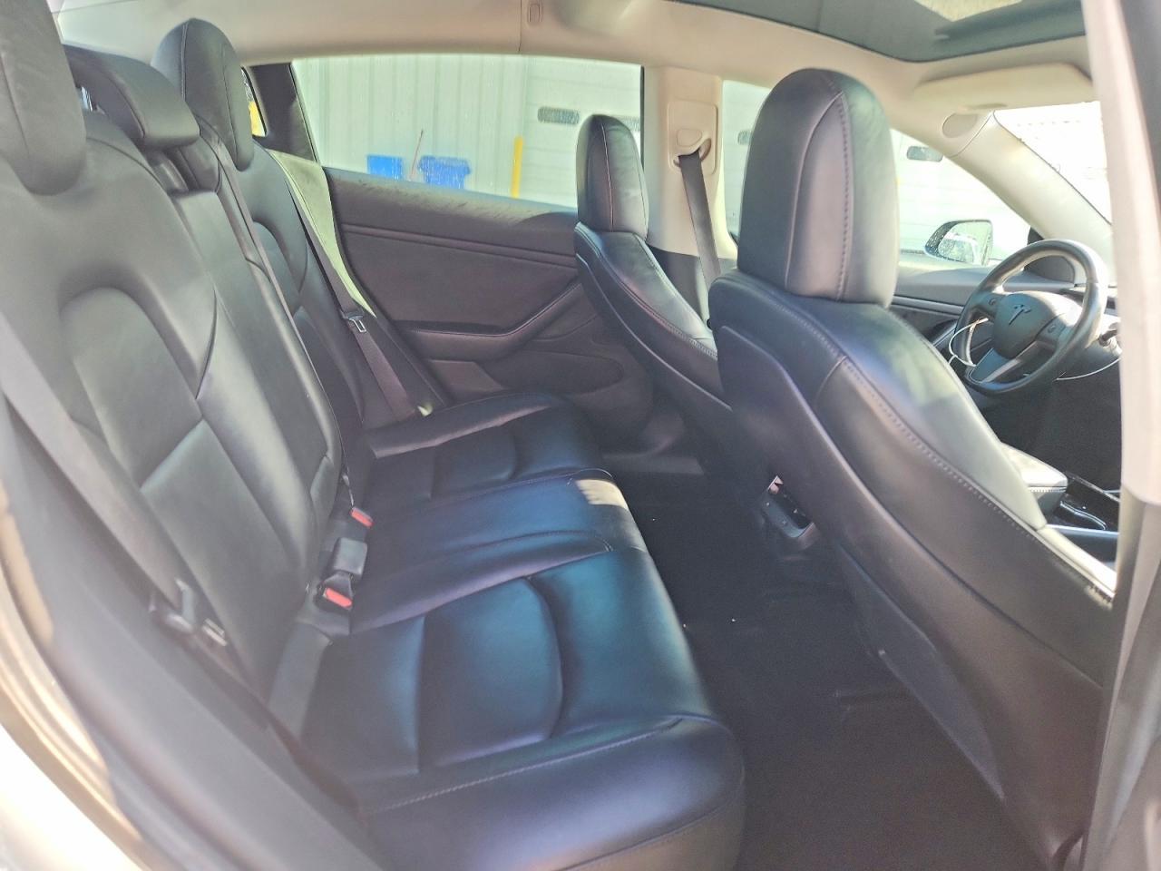 2019 Tesla Model 3 - zdjęcie 10