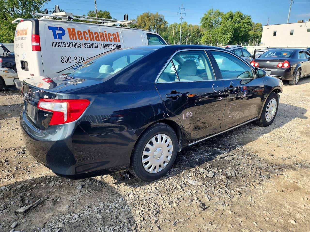 2014 Toyota Camry Le - zdjęcie 3
