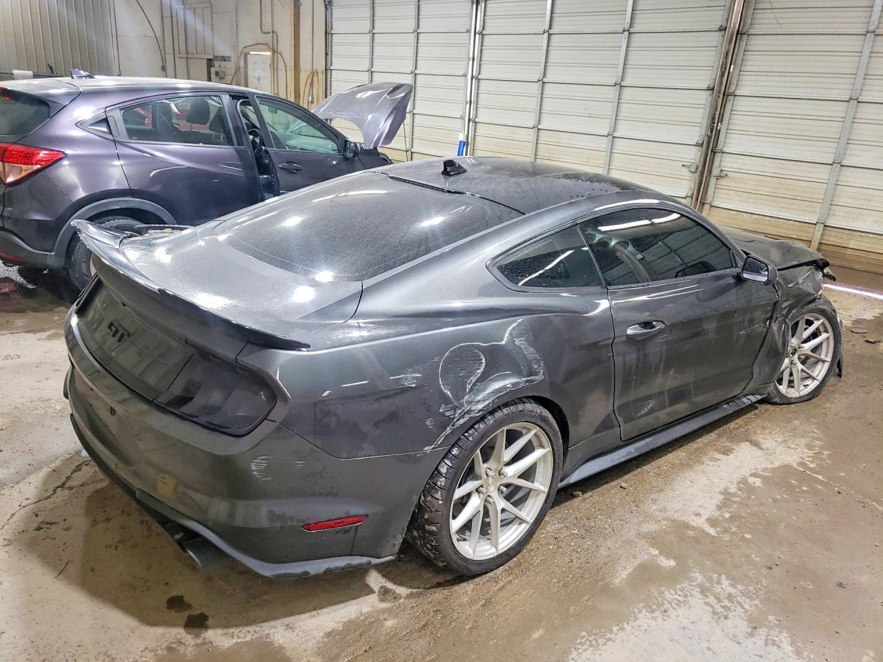 2020 Ford Mustang Gt - zdjęcie 3