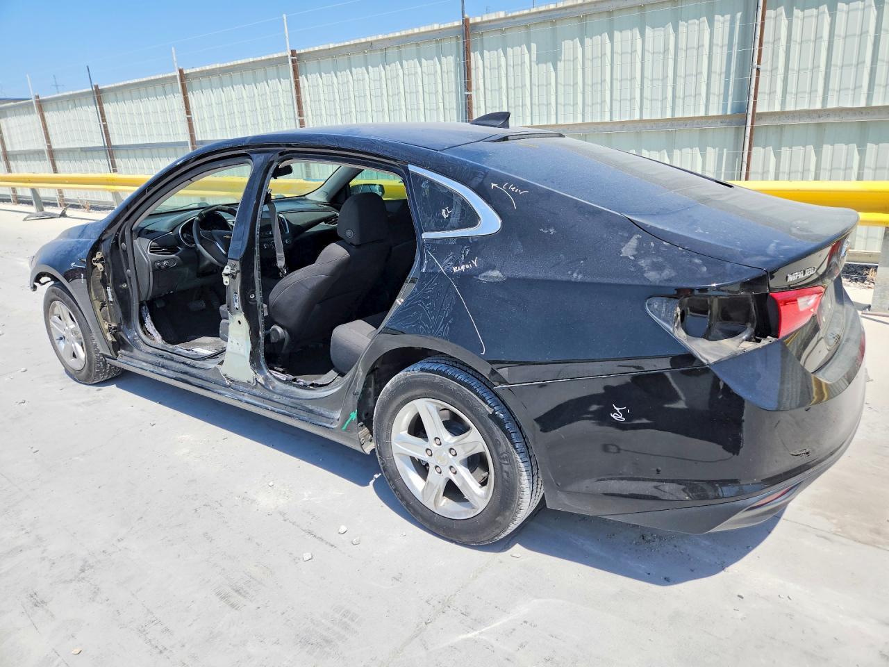 2021 Chevrolet Malibu Ls - zdjęcie 2