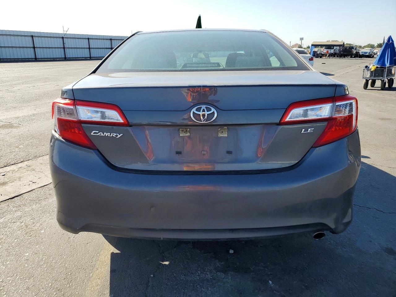 2014 Toyota Camry Le - zdjęcie 6