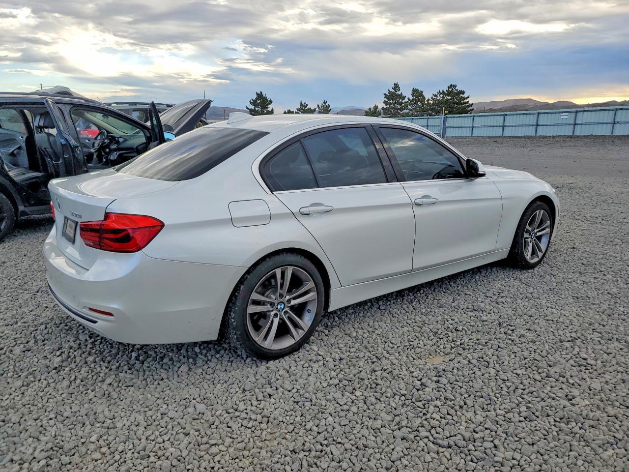 2018 BMW 330 I - zdjęcie 3