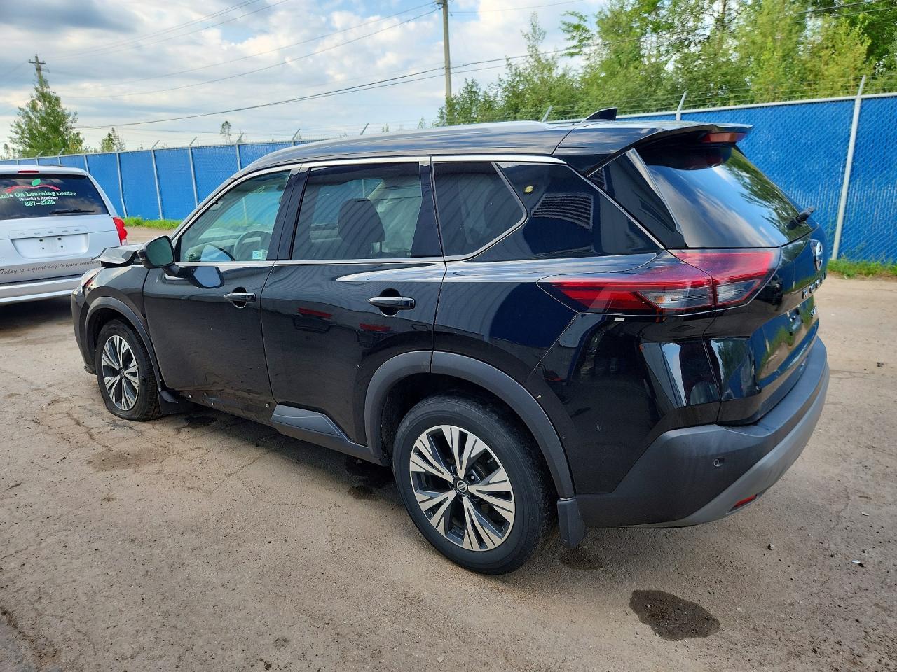 2021 Nissan Rogue Sv - zdjęcie 2