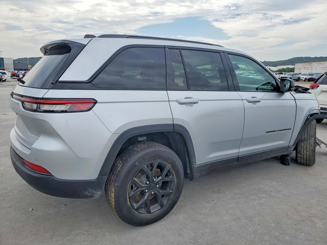 2025 Jeep Grand Cherokee Laredo - zdjęcie 3