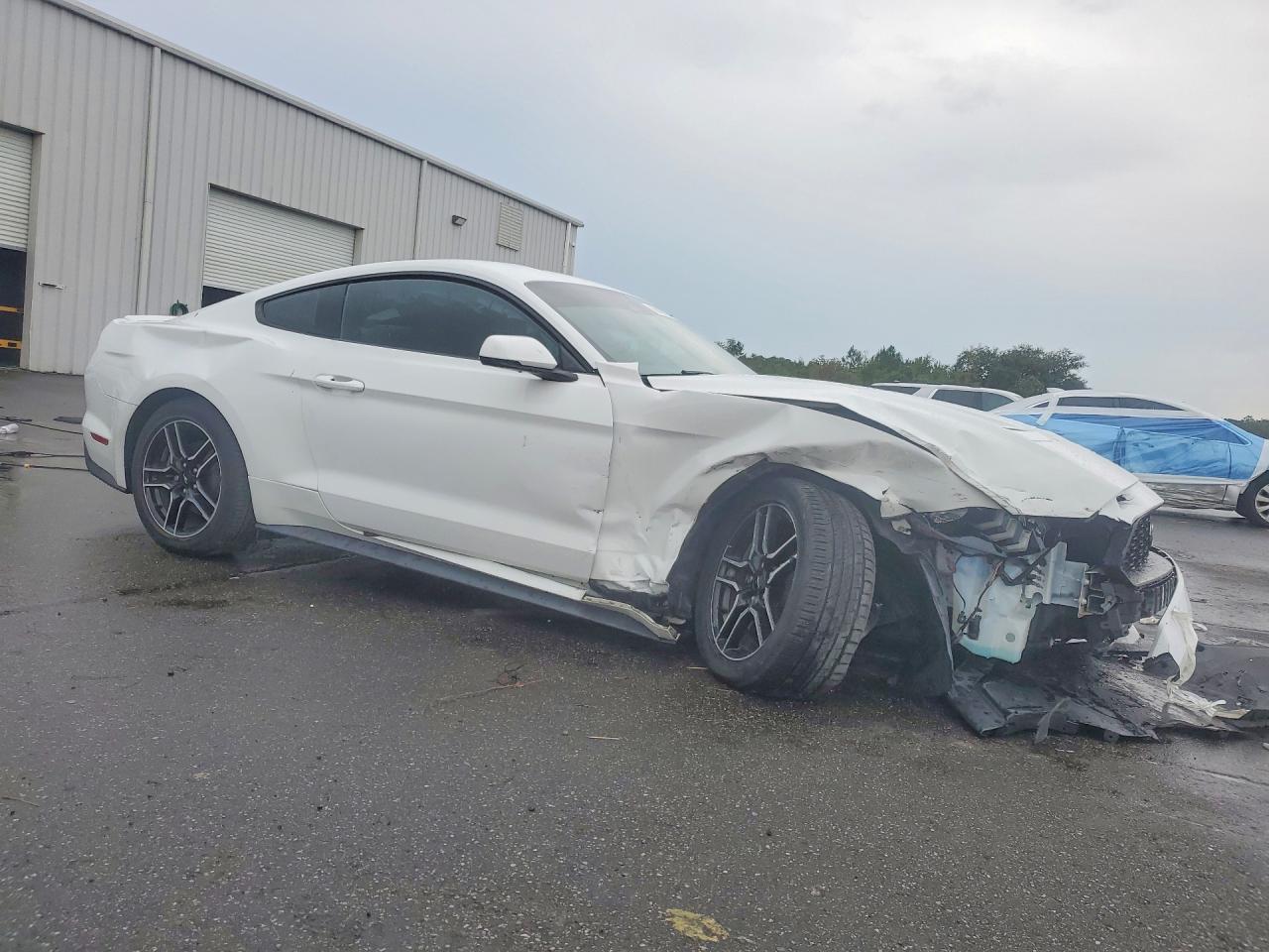 2021 Ford Mustang - zdjęcie 4