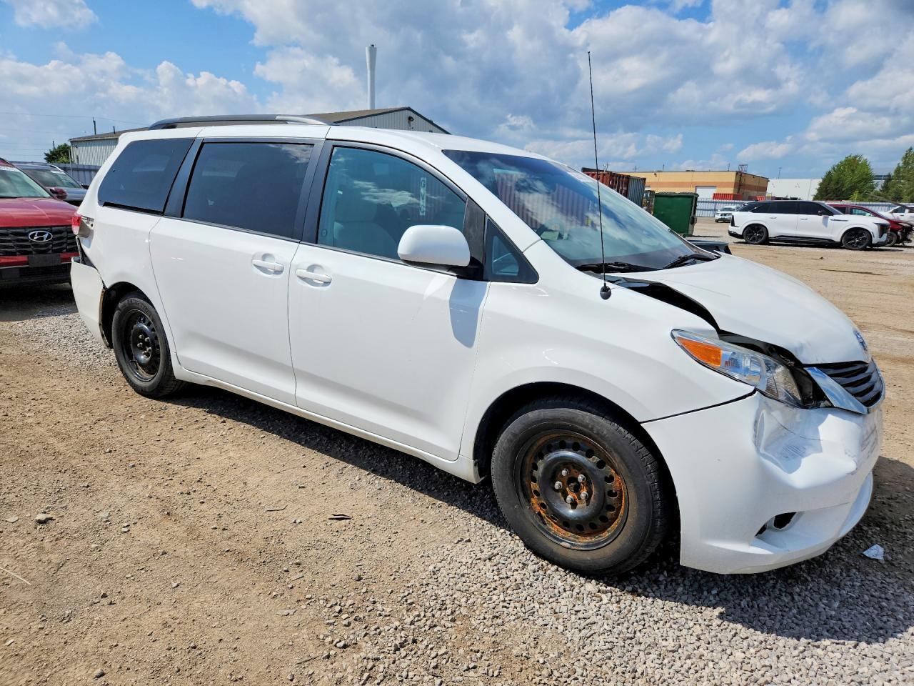 2014 Toyota Sienna Le - zdjęcie 4