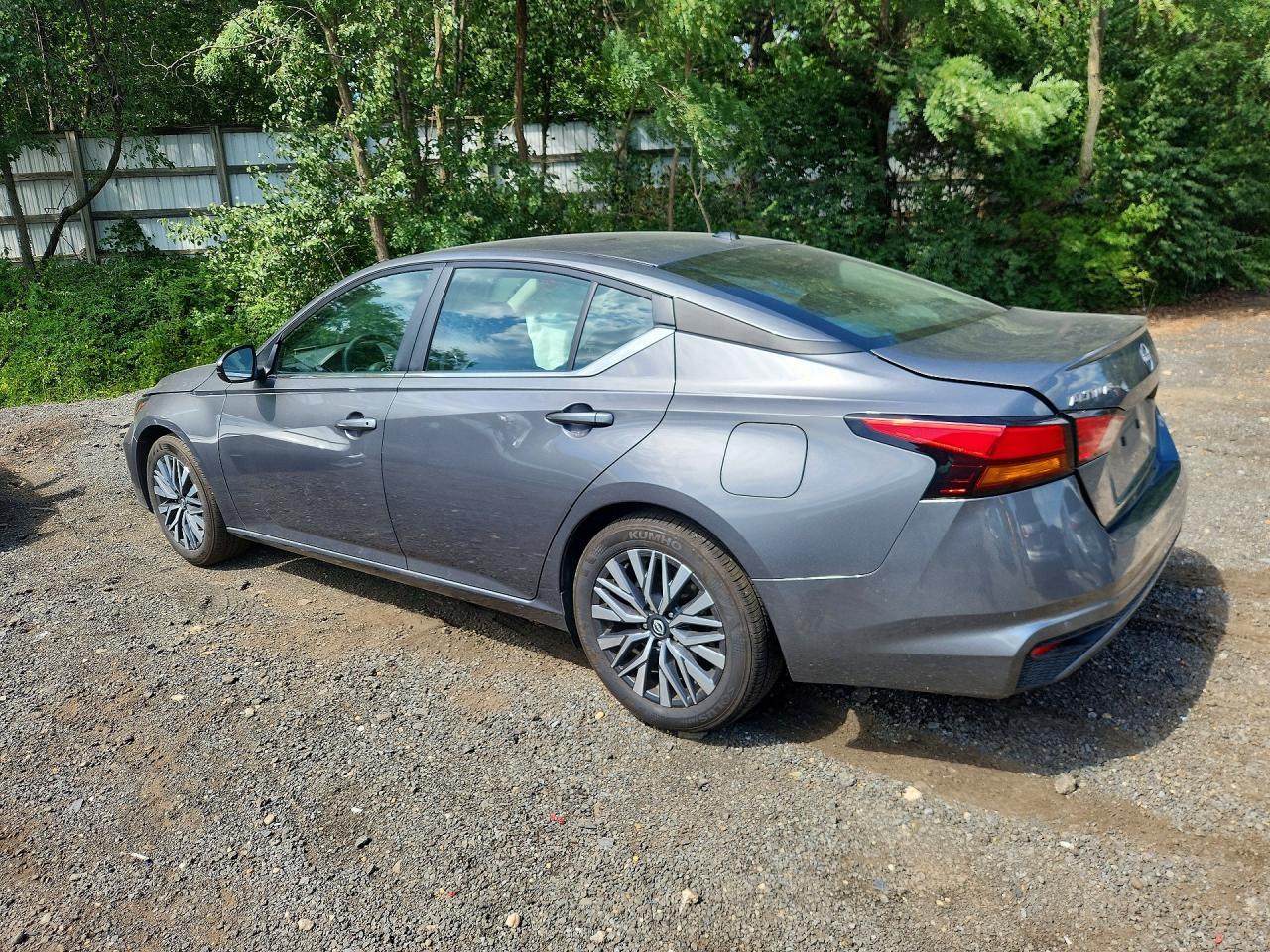 Nissan Altima - zdjęcie 2