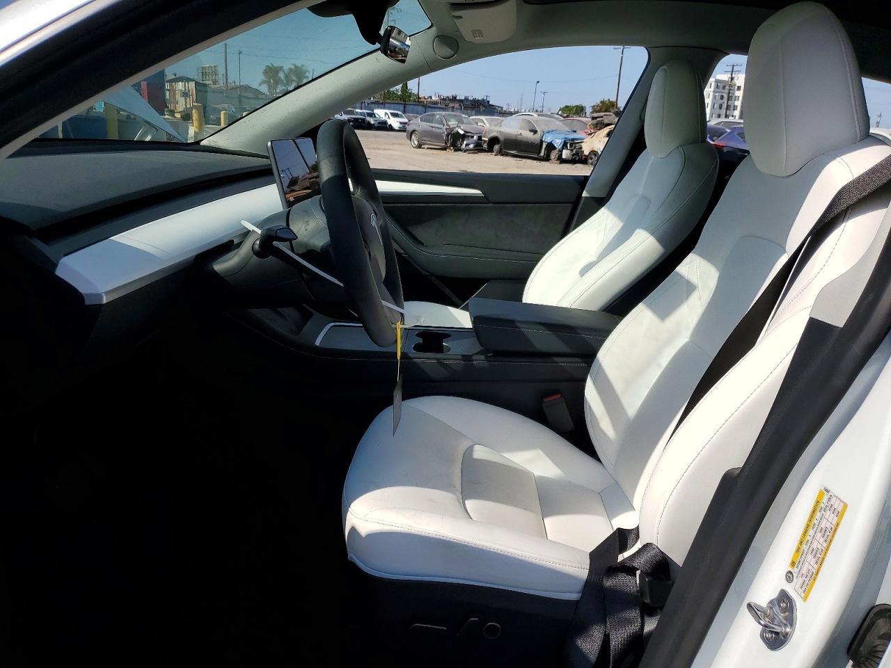 2025 Tesla Model Y - zdjęcie 7