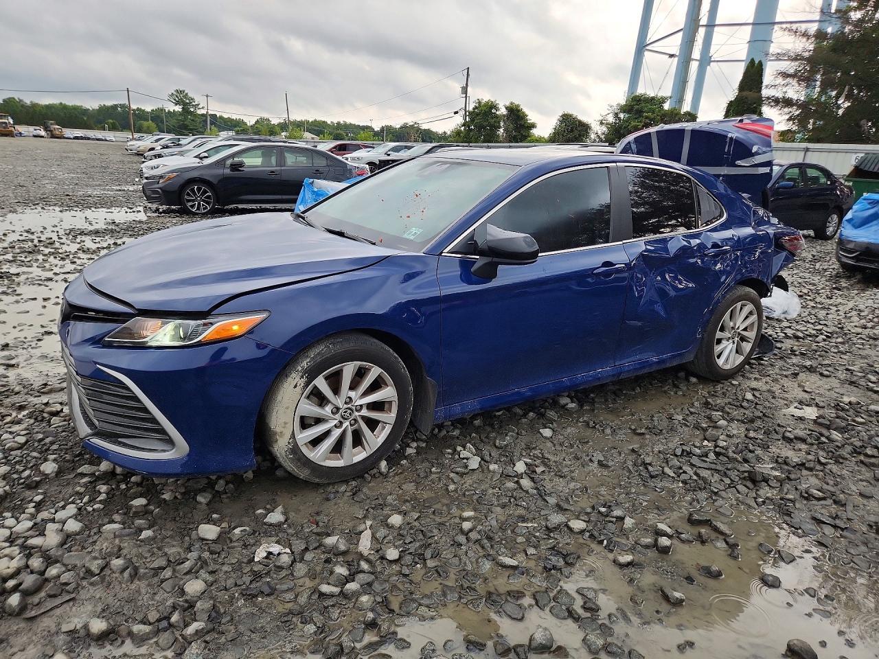 2024 Toyota Camry Le - zdjęcie główne