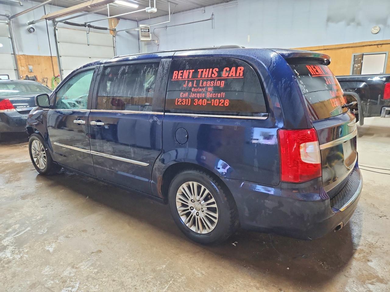 2013 Chrysler Town & Country Touring L - zdjęcie 2