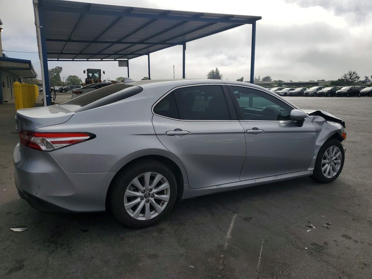 2020 Toyota Camry Le - zdjęcie 3