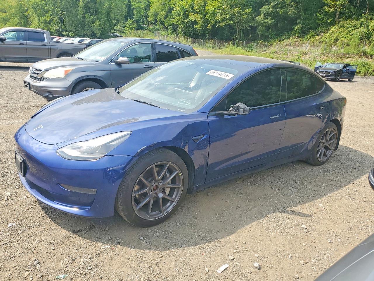 2022 Tesla Model 3 - zdjęcie główne