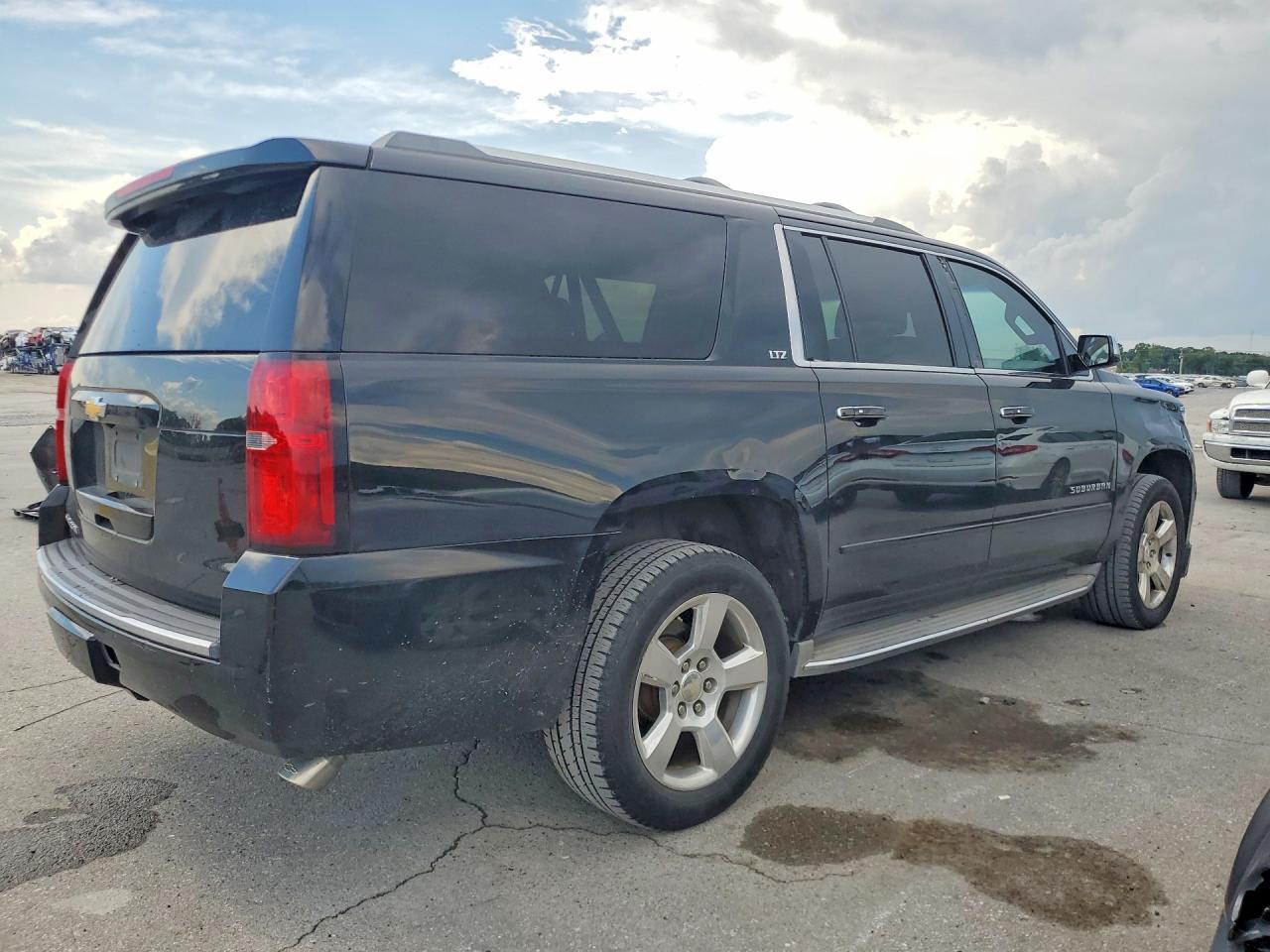 2015 Chevrolet Suburban K1500 Ltz - zdjęcie 3
