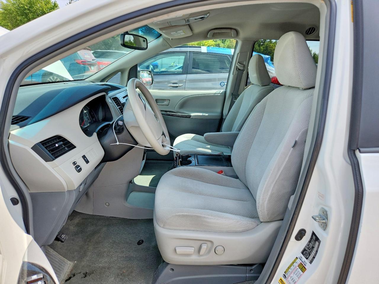 2014 Toyota Sienna Le - zdjęcie 7