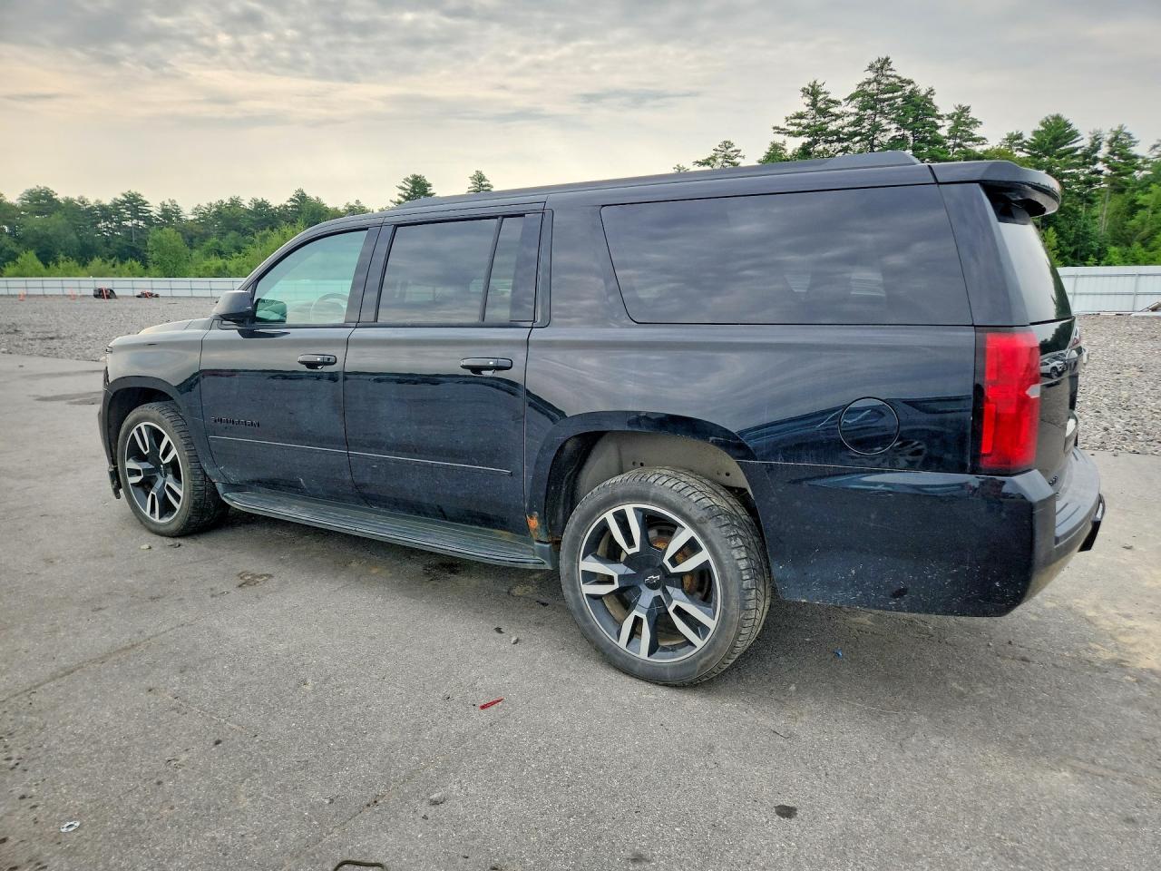 2018 Chevrolet Suburban K1500 Premier - zdjęcie 2
