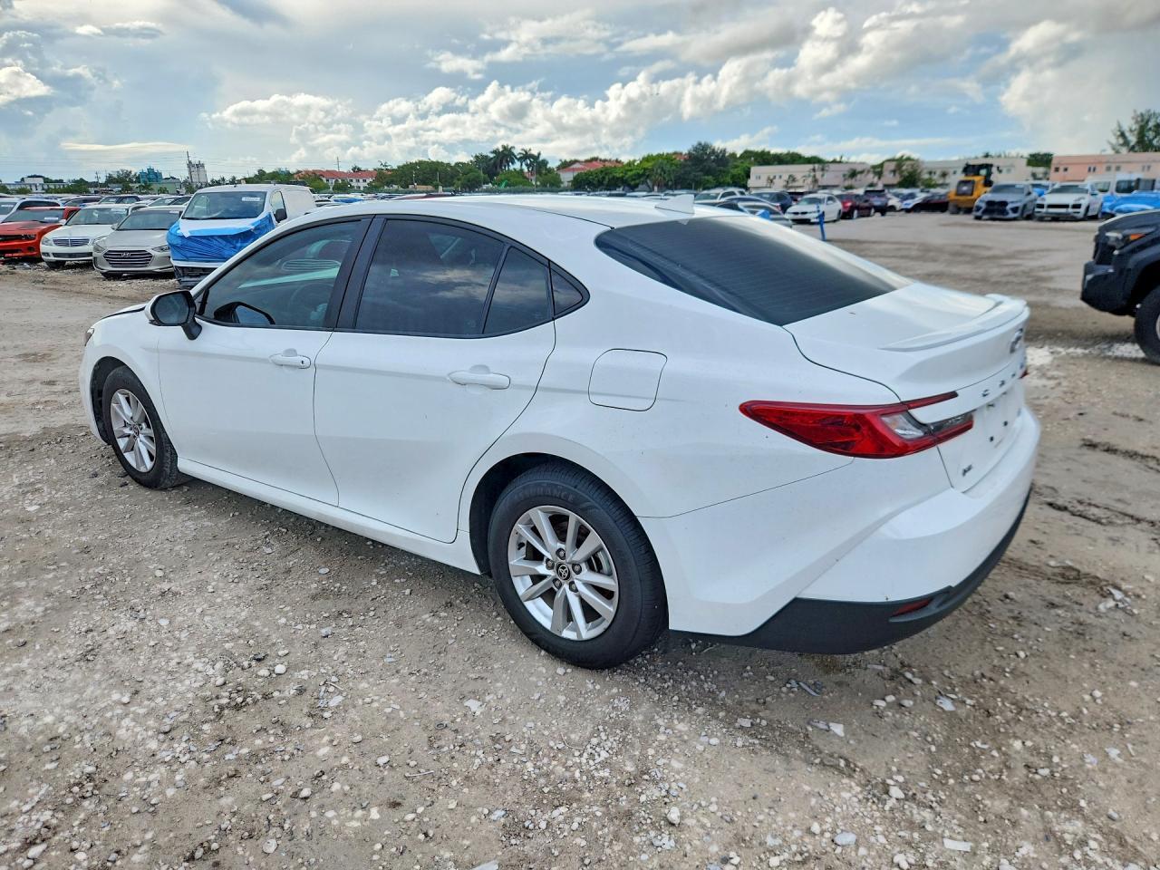 2025 Toyota Camry Le - zdjęcie 2