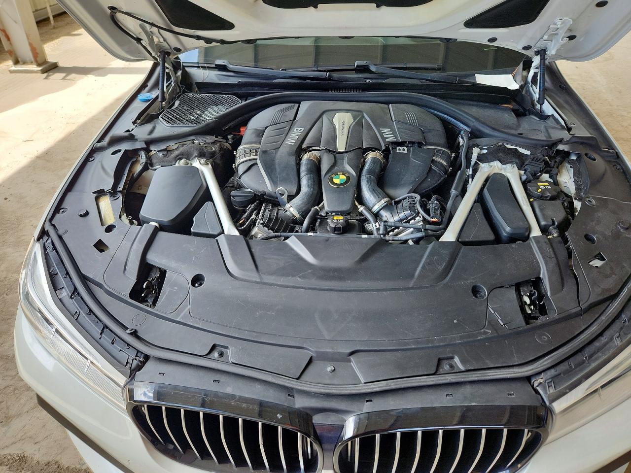 2019 BMW 750 Xi - zdjęcie 11