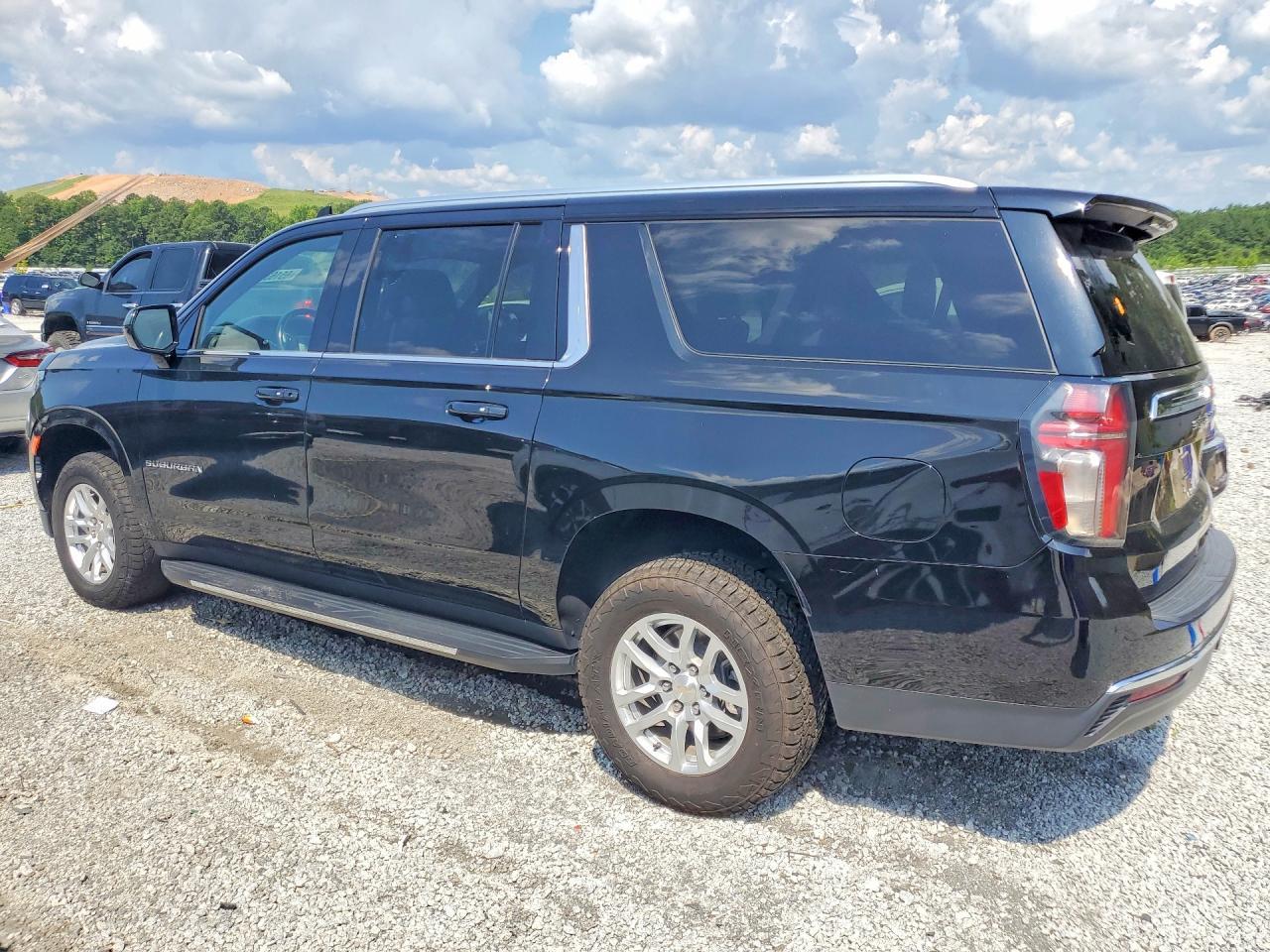 2021 Chevrolet Suburban C1500 Lt - zdjęcie 2