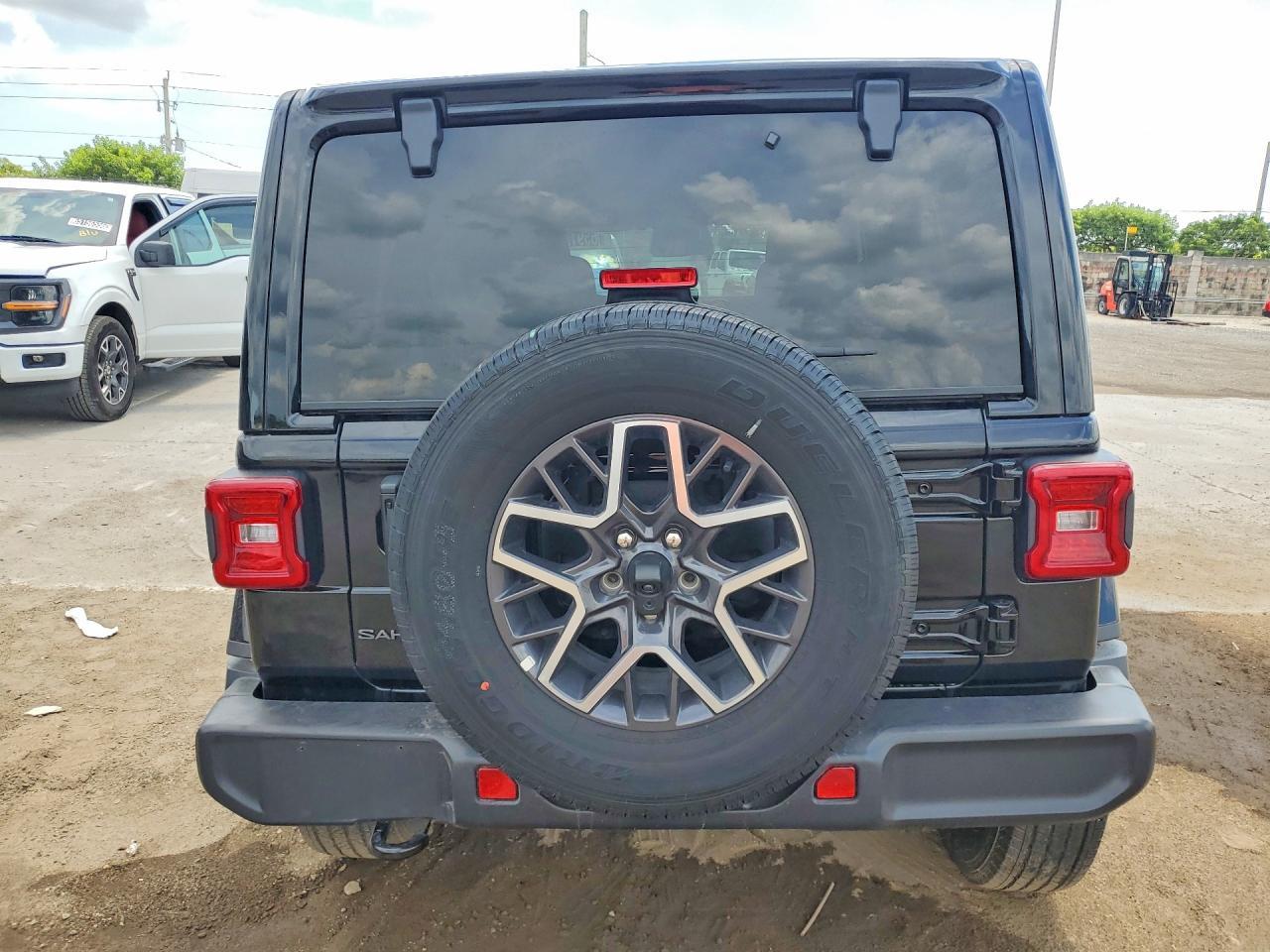 2026 Jeep Wrangler Sahara - zdjęcie 6