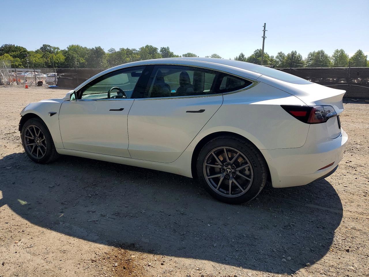 2020 Tesla Model 3 - zdjęcie 2