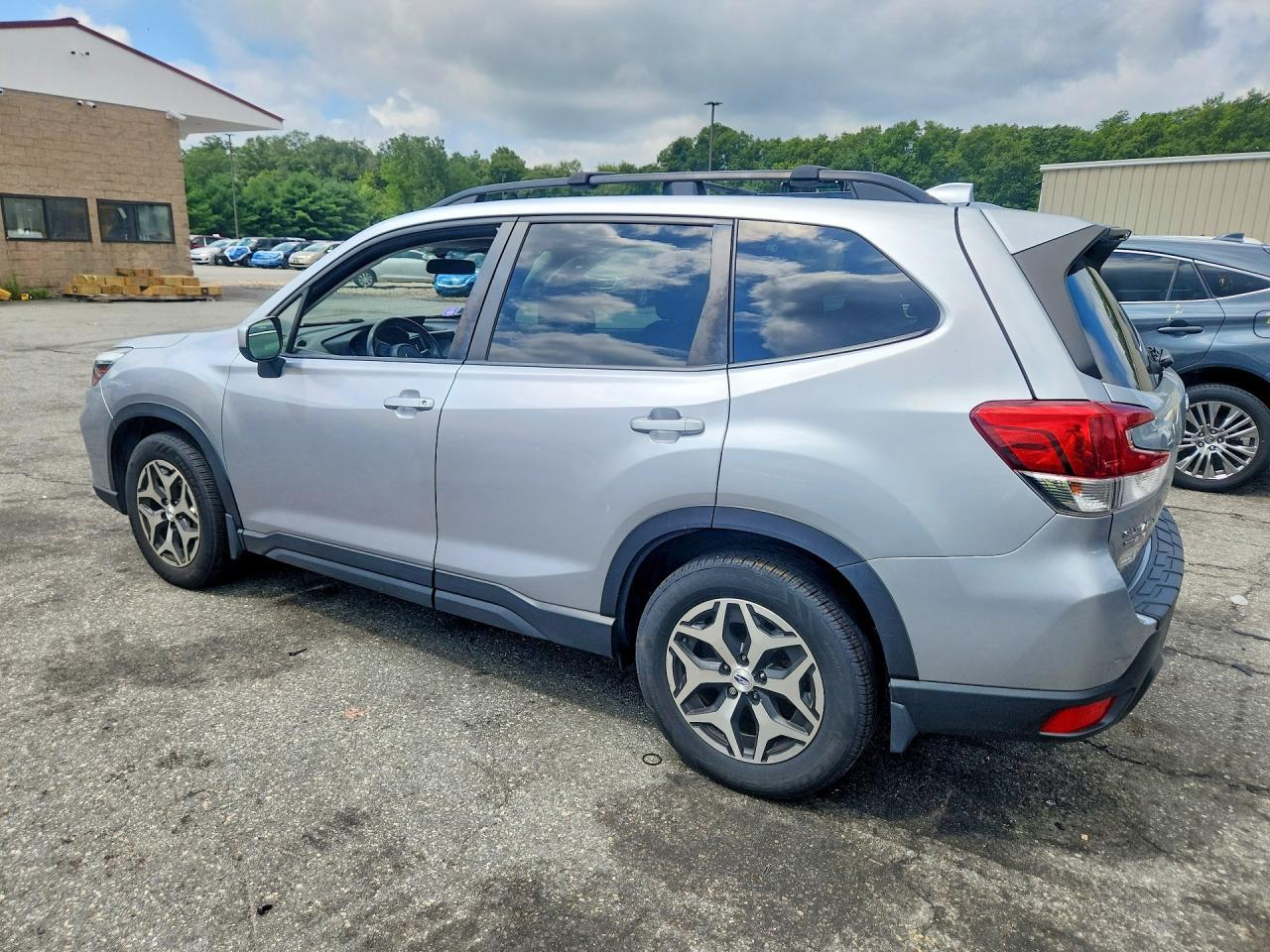 2020 Subaru Forester Premium - zdjęcie 2