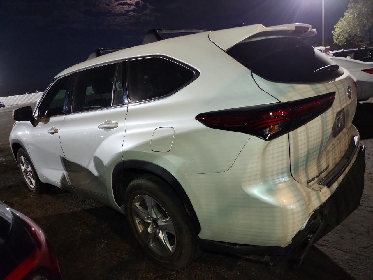 2022 Toyota Highlander Le - zdjęcie 2