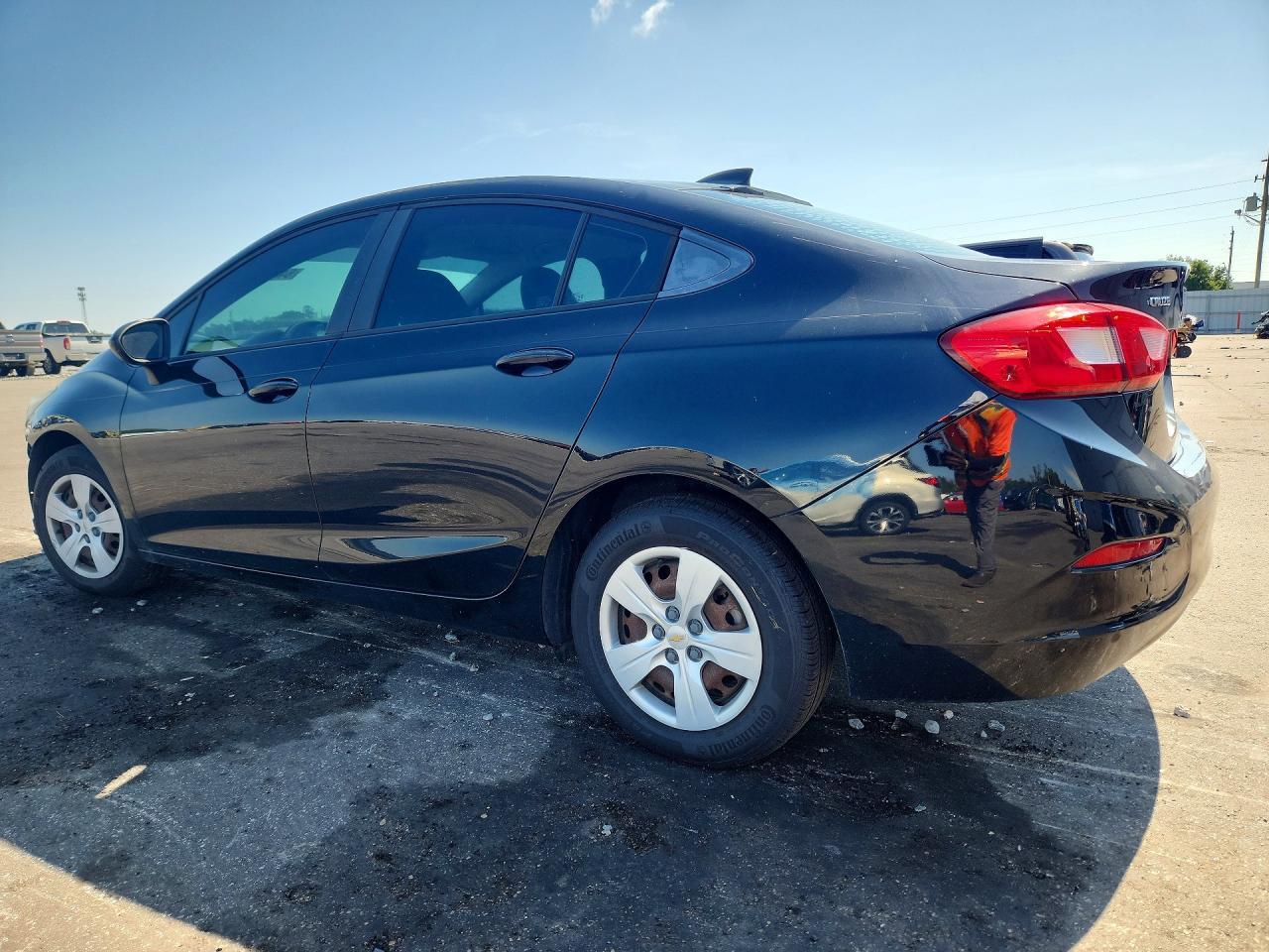 2018 Chevrolet Cruze Ls - zdjęcie 2