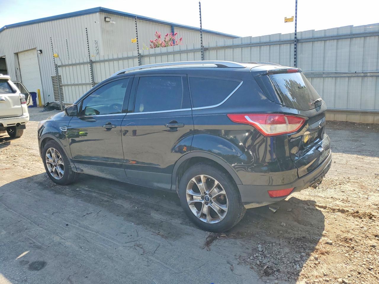 2014 Ford Escape Titanium - zdjęcie 2
