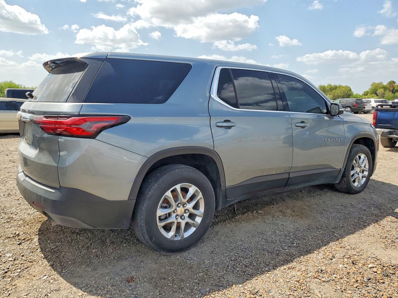2023 Chevrolet Traverse Ls - zdjęcie 3