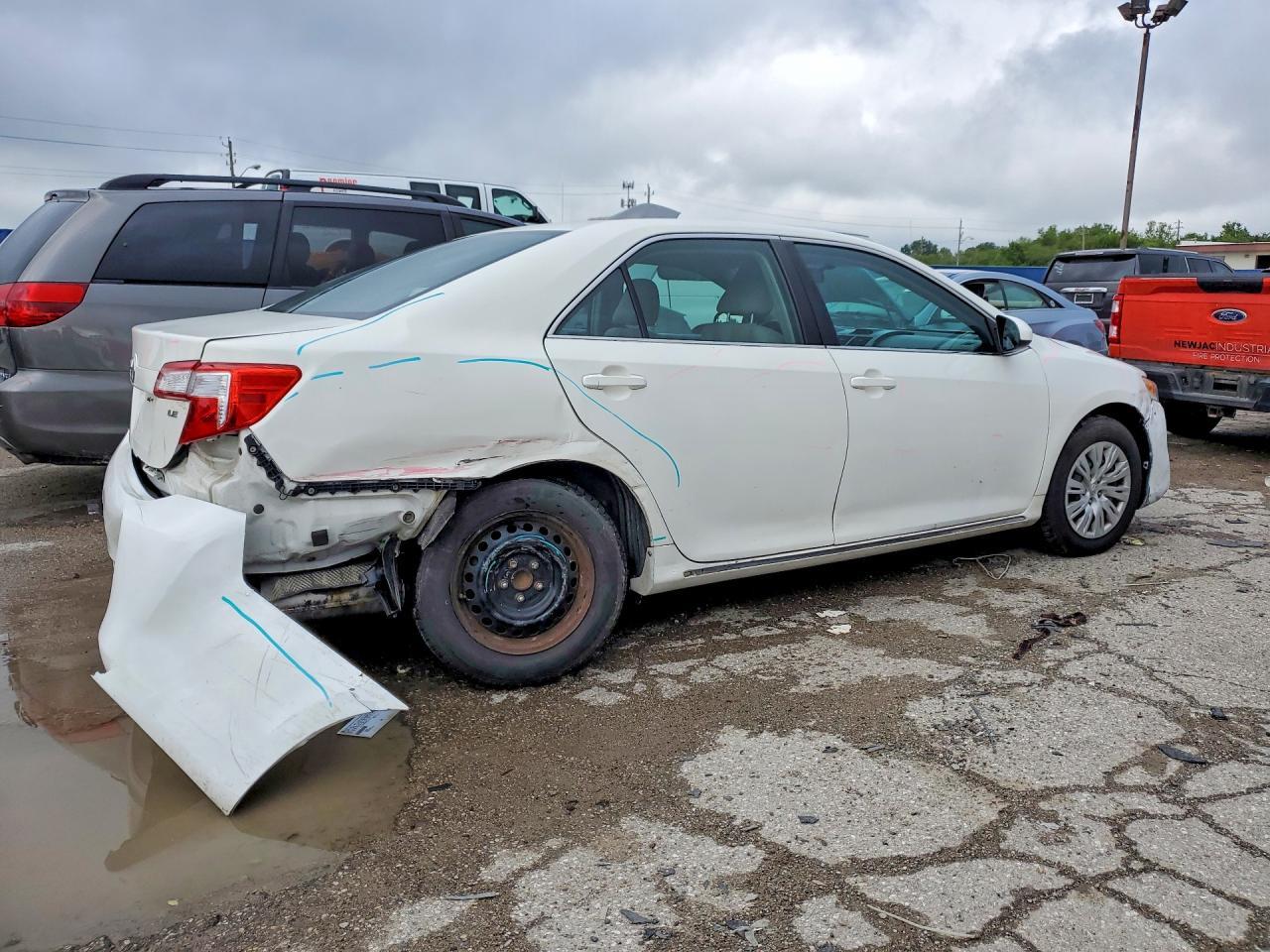 2013 Toyota Camry Le - zdjęcie 3