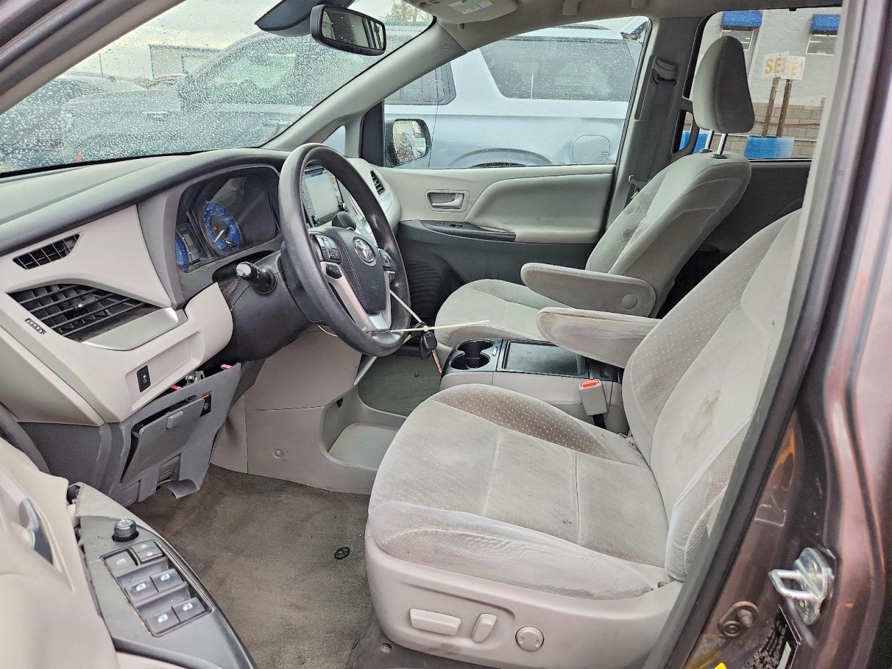 2018 Toyota Sienna Le - zdjęcie 7