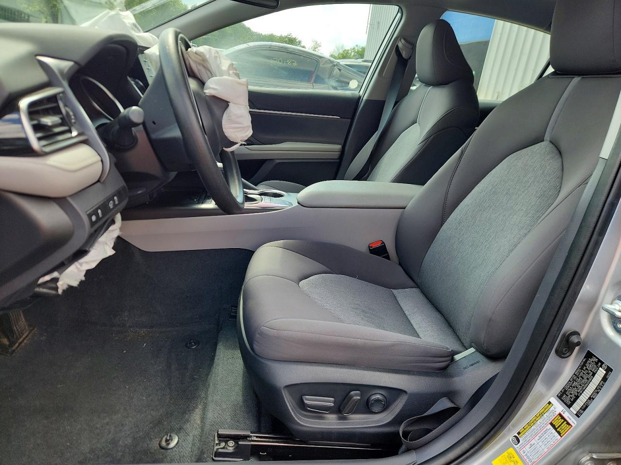 2022 Toyota Camry Le - zdjęcie 7