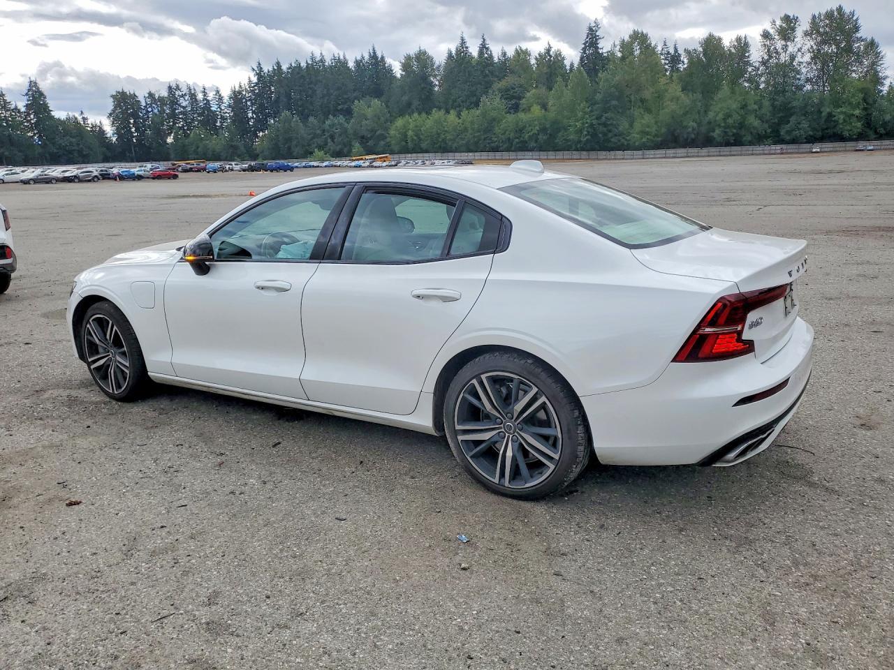 2022 Volvo S60 T8 Recharge R-Design Expressio - zdjęcie 2