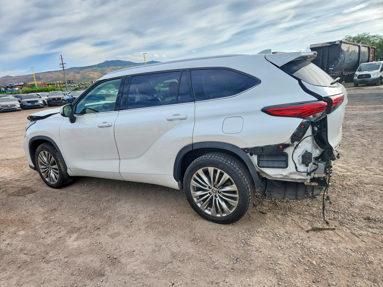 2022 Toyota Highlander Platinum - zdjęcie 2