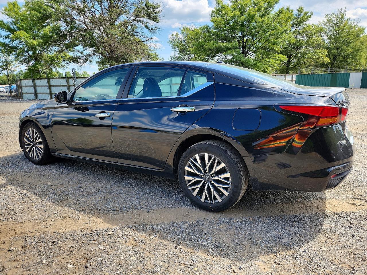 Nissan Altima - zdjęcie 2