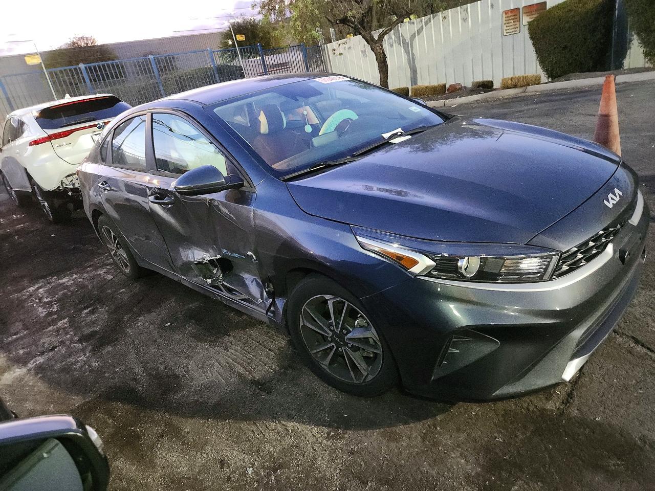 2023 Kia Forte Lxs - zdjęcie 4
