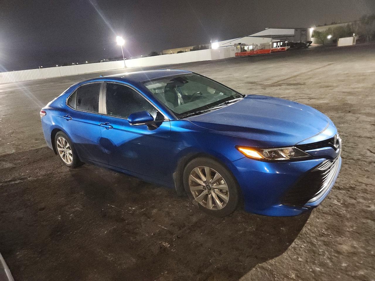 2020 Toyota Camry Le - zdjęcie 4