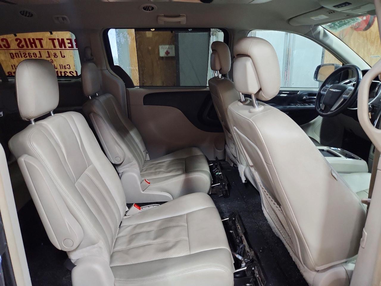 2013 Chrysler Town & Country Touring L - zdjęcie 11